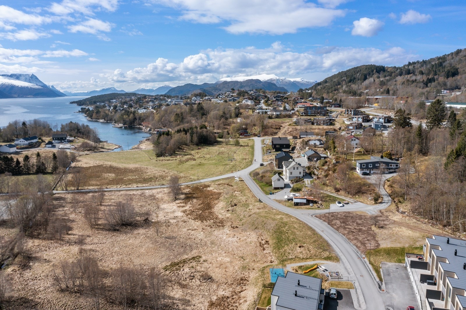 Dronebilde av tomten og området Galleribilde