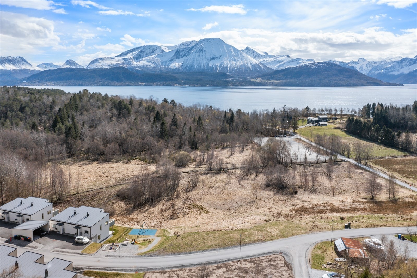 Dronebilde av tomten og området Galleribilde