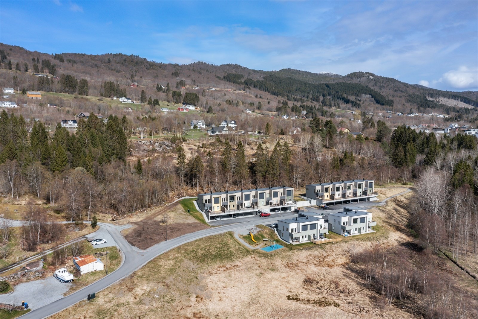 Dronebilde av tomten og området Galleribilde