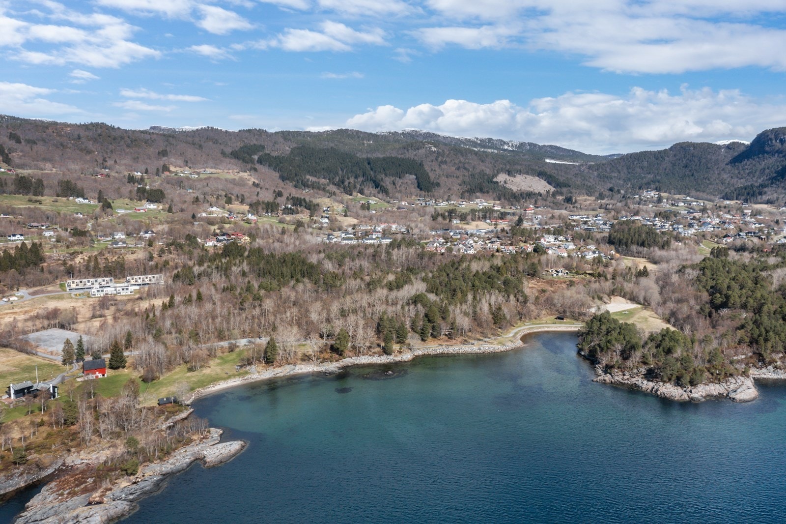 Dronebilde av området - tomten kan skimtes til venstre i bildet og Emblemssanden i front Galleribilde
