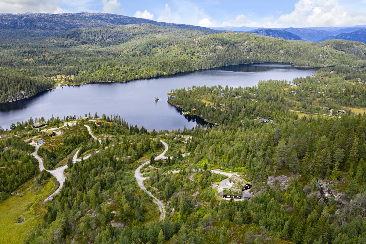 Tomtefeltet ligger like ved Store Reiårsvatn og har gode solforhold Galleribilde