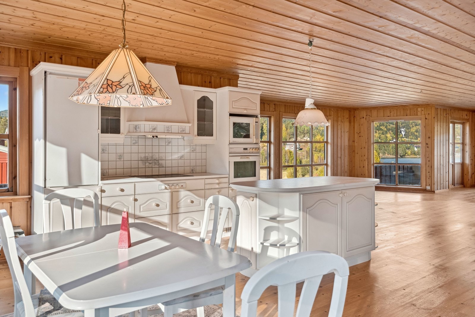 På kjøkkenet er det også god plass til et stort spisebord hvor en kan servere gode måltider til venner og familie. Galleribilde