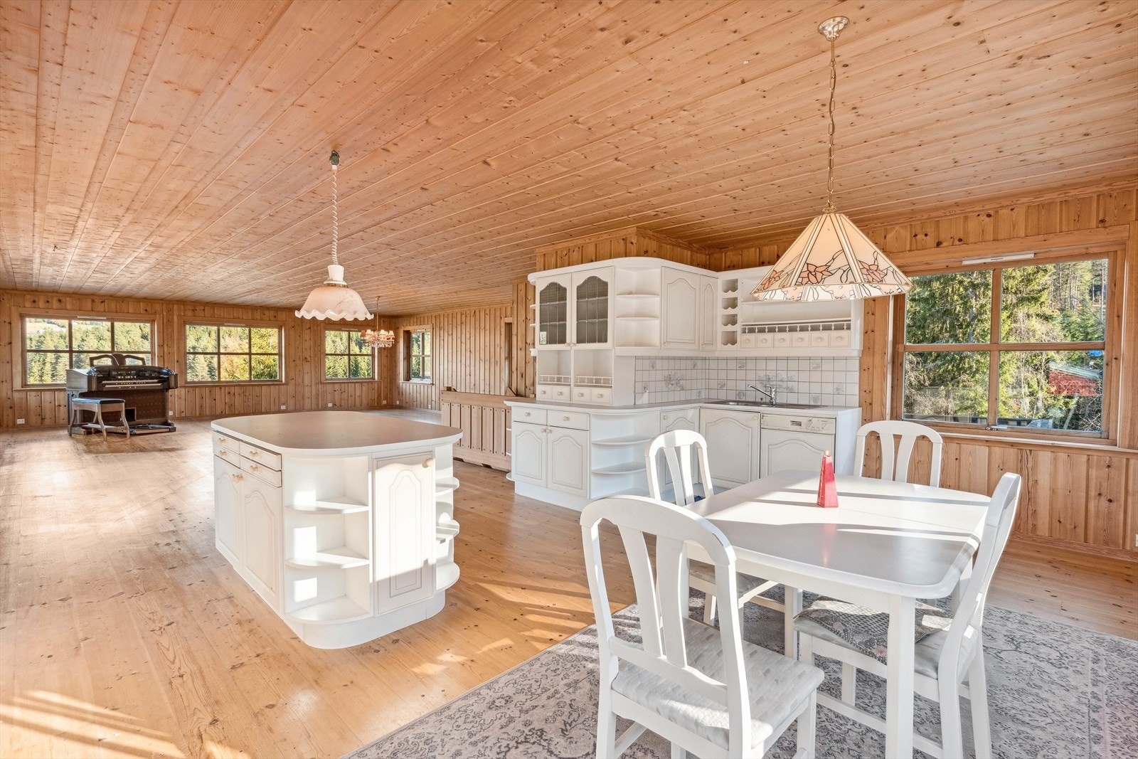 Det åpne kjøkkenet har lys innredning med benkeskap og overskap med profilerte, laminerte fronter, samt benkeplate av laminat med nedfelt oppvaskkum. Galleribilde