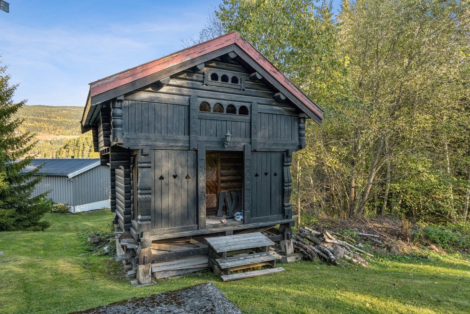 Eiendommens bebyggelse består av hytte over to etasjer med kjeller under deler av bygget, garasje og koselig stabbur. Stabburet har overbygd inngangsparti og enkel trapp mellom etasjene. Galleribilde