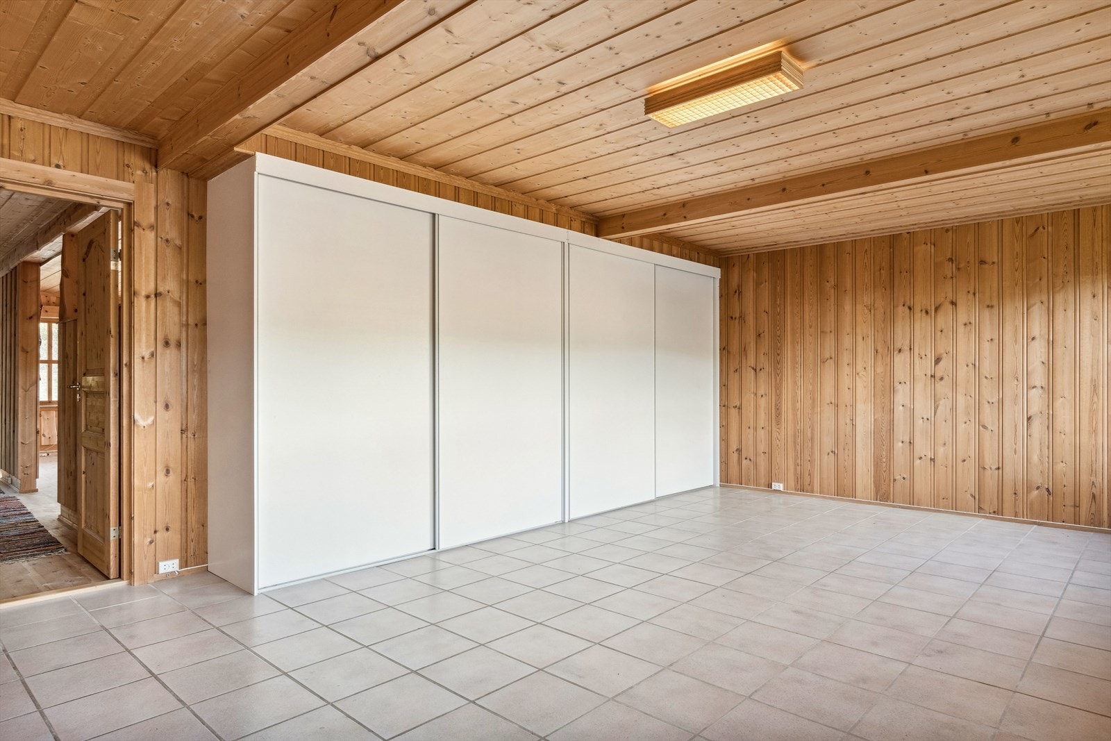 Hytta har to soverom med direkte adkomst til seperate bad. Det ene soverommet har fin størrelse og stor skyvedørsgarderobe, noe som gjør det utmerket til et hovedsoverom. Galleribilde