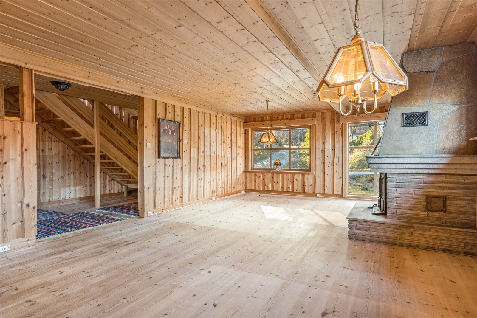 Vegger og innvendige himlinger i hytta er kledd med trepanel, og de fleste gulv er av heltre furu. Galleribilde