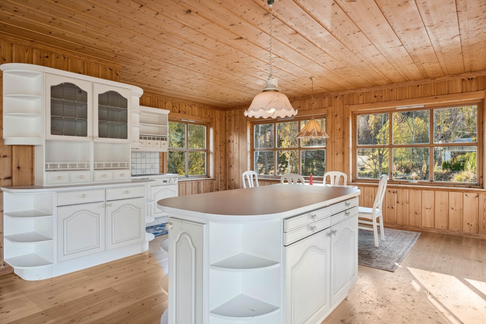 En kjøkkenøy som vender ut i rommet skaper en romslig, åpen og inkluderende plass. Galleribilde