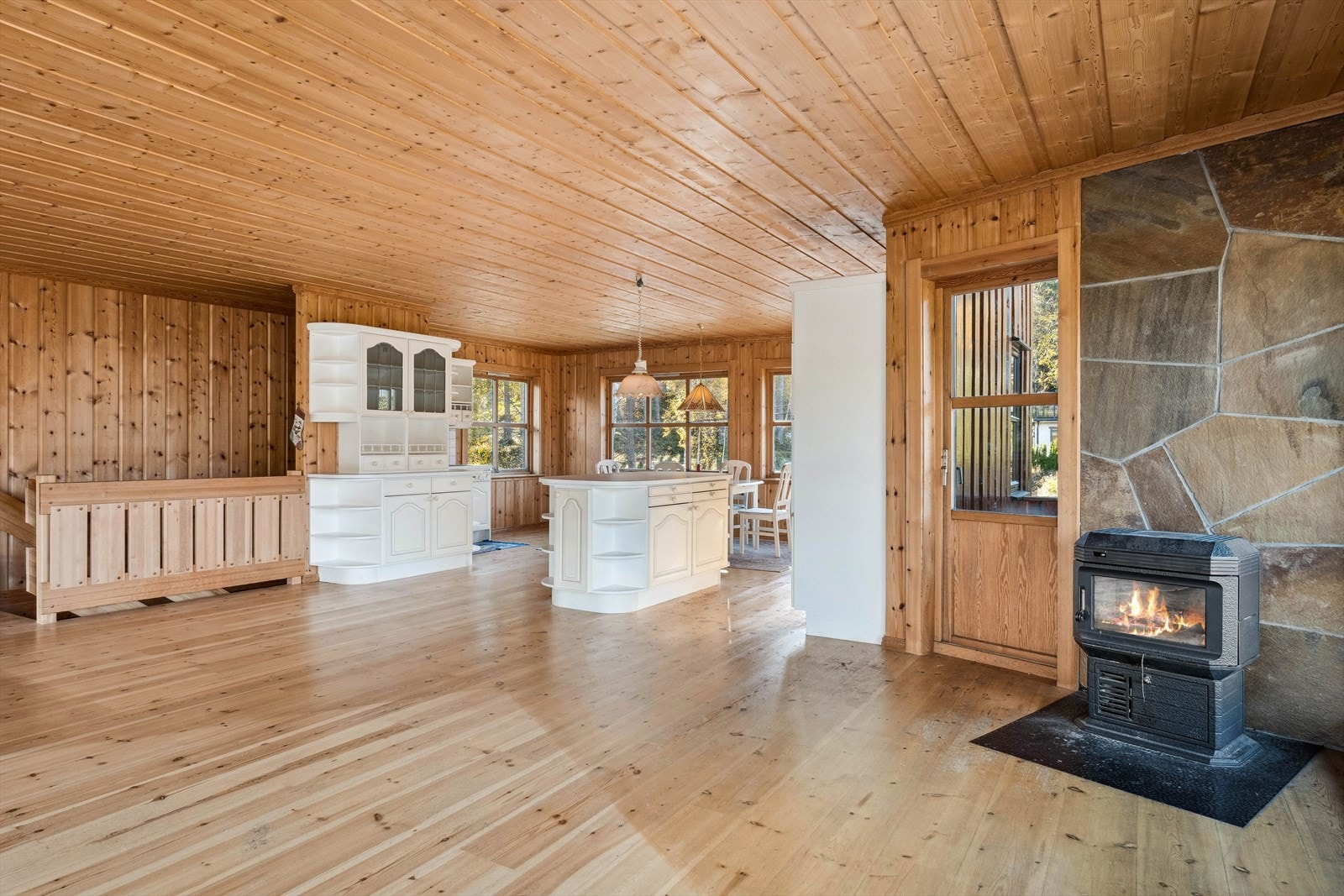 En peisovn med glassdør er en god varmekilde i rommet, og gir et fint innsyn til flammene. Galleribilde