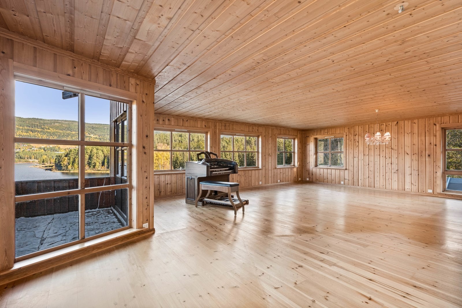 Andre etasje er ett stort rom med åpen stue- spisestue og kjøkkenløsning, som gjør at utsikten er like tilgjengelig fra sofakroken som middagsbordet. Galleribilde