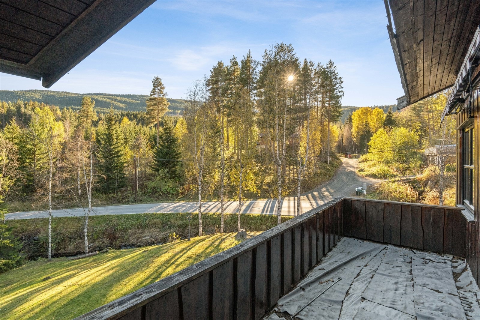 Fra "Bakkelund" som eiendommen heter, er det kort avstand til Førsøddin der det er gangbru over til området ved Strandefjorden Fritidspark. Dette gir enkel adkomst til det meste Leira har å by på. Galleribilde
