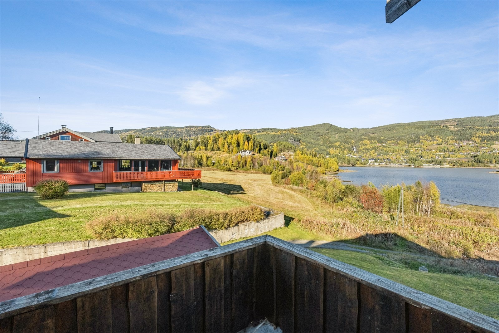 Eiendommen har gode solforhold og nydelig utsikt utover vakre Strandefjorden, mot Førsøddin, Leira og Fagernes, samt nærområdet ellers. Den har noe begrenset med sol i vinterhalvåret. Galleribilde