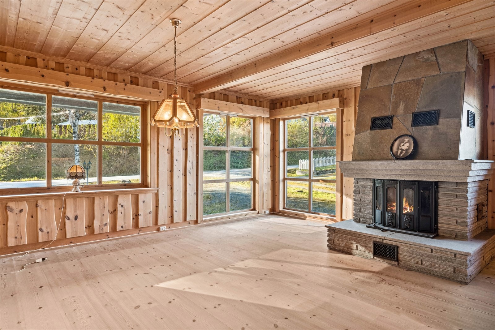 Første etasjen har stue, spiseplass og kjøkken i samme åpne løsning. Galleribilde