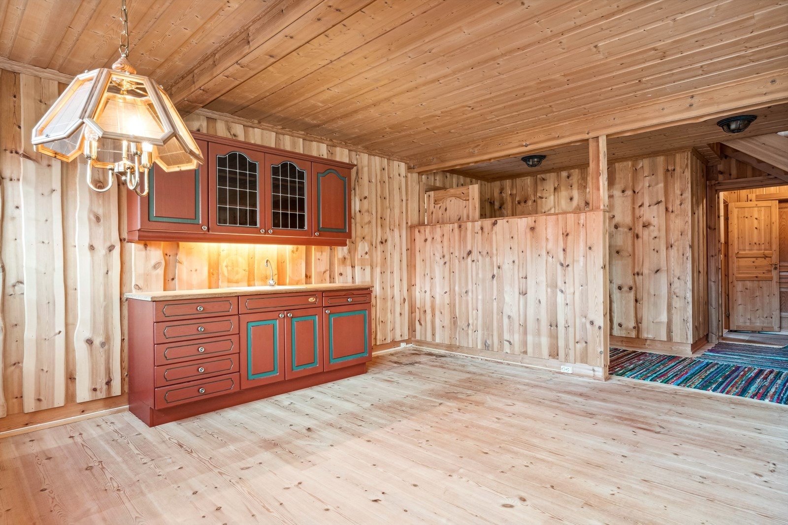 Kjøkkeninnredningen er enkel, og har benkeskap og overskap med malte heltre fronter og heltre benkeplate med nedfelt vaskekum. Galleribilde