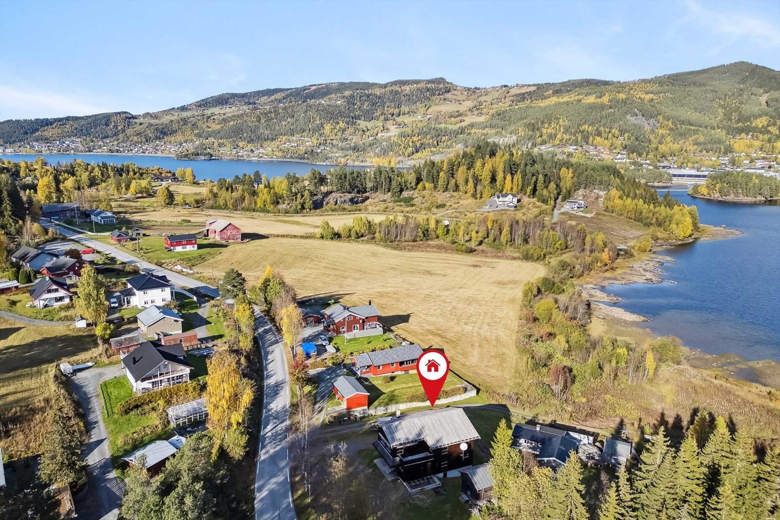 Hytta ligger på vestsiden av Strandefjorden, langs Rv. 261, i et barnevennlig område med korte avstander til alt av skoler, butikker, idrettsanlegg, turløyper og mye mer. Galleribilde