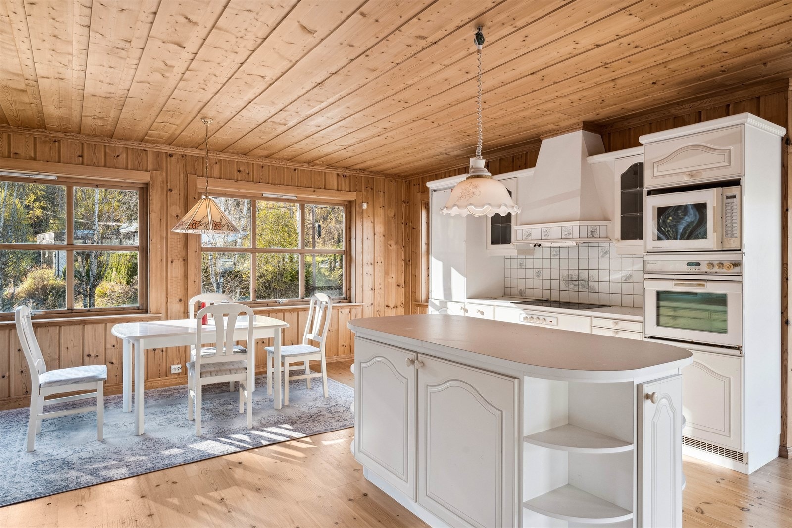 Innredningen har hvitevarer som kjøl/fryseskap, oppvaskmaskin, platetopp, ventilator, micro og stekeovn. Galleribilde