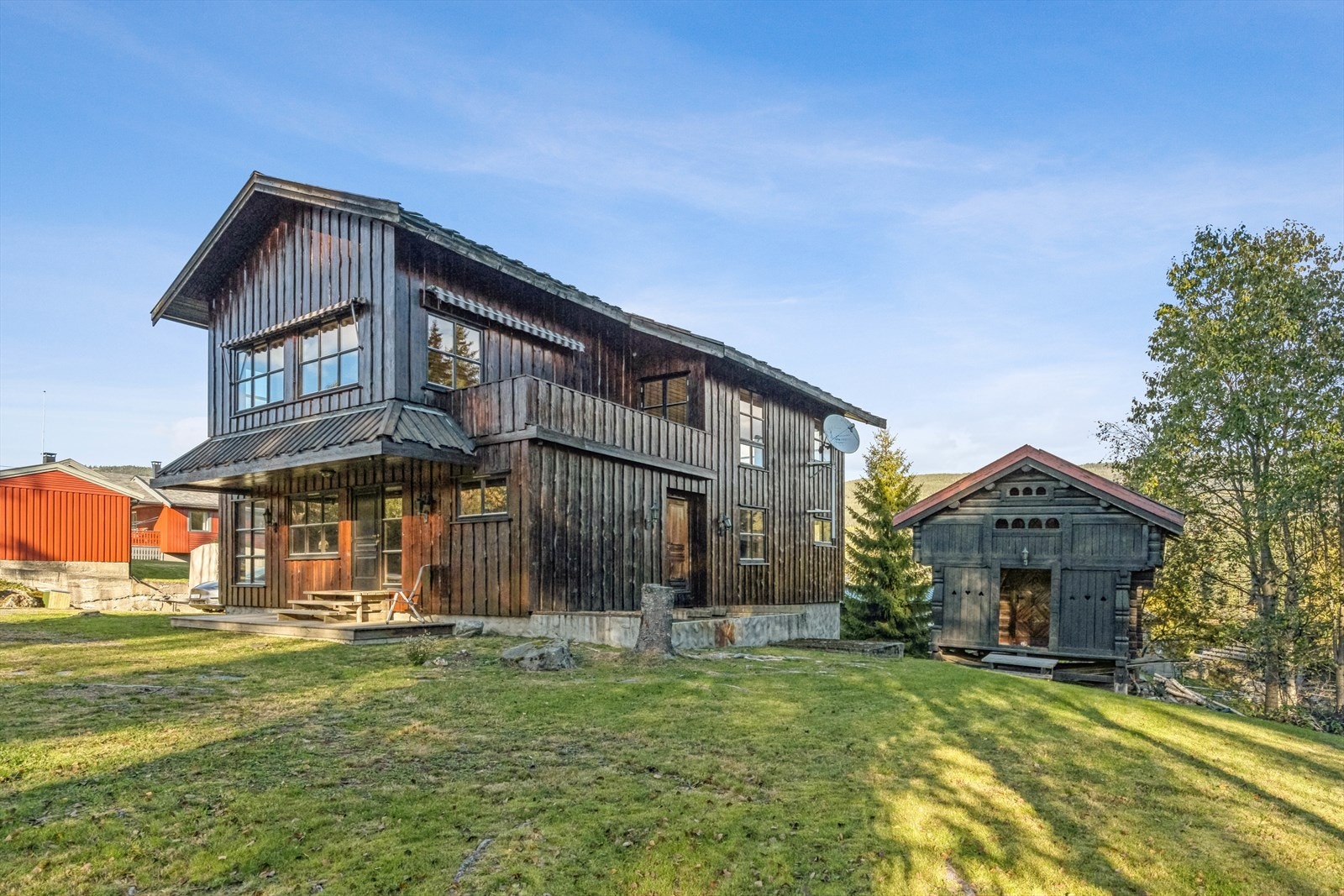 Hytta er oppført med taktekking av trebord, og har både terrasse og tre små balkonger hvor en kan kose seg med kaffekoppen mens en nyter synet av de fine omgivelsene Galleribilde
