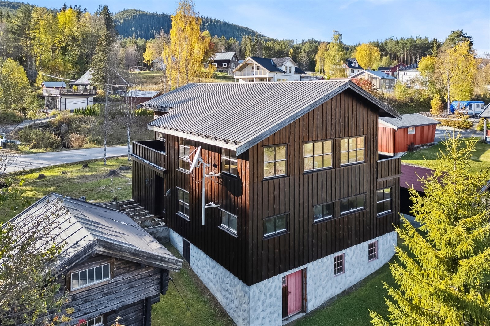 Kjelleren har tre uinnredede kjellerrom, der bl.a. stoppekran og varmtvannstank på ca. 200 liter plassert i det ene rommet. Adkomst fra bakkeplan. Galleribilde