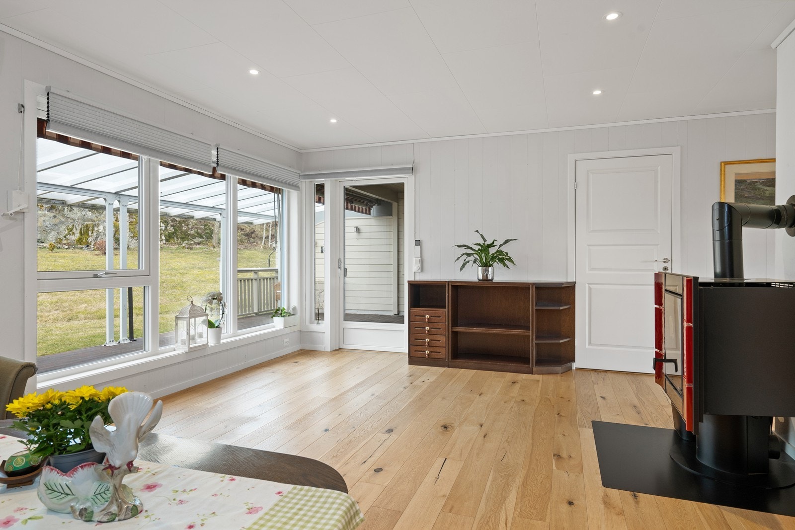 Stuen har store vindusflater som slipper inn godt naturlig lys! Galleribilde