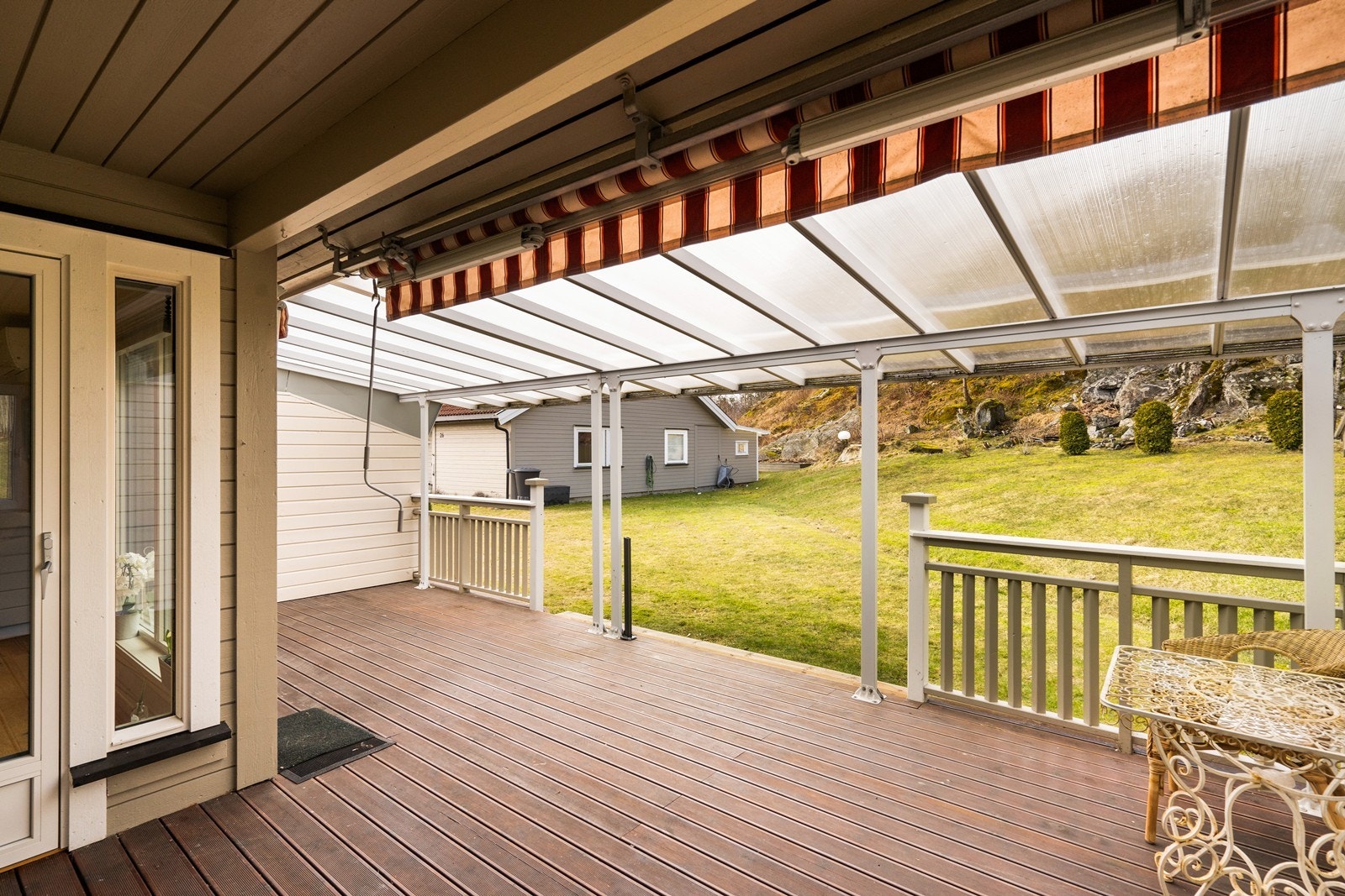 Terrassen har god plass til hagemøbler! Galleribilde