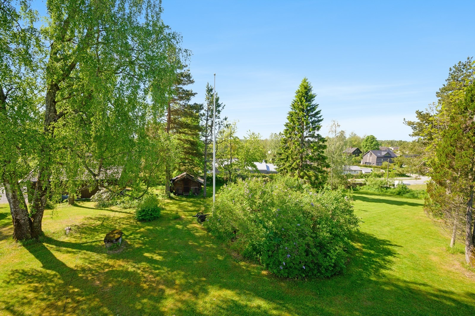 Frodig og pen hage. Galleribilde