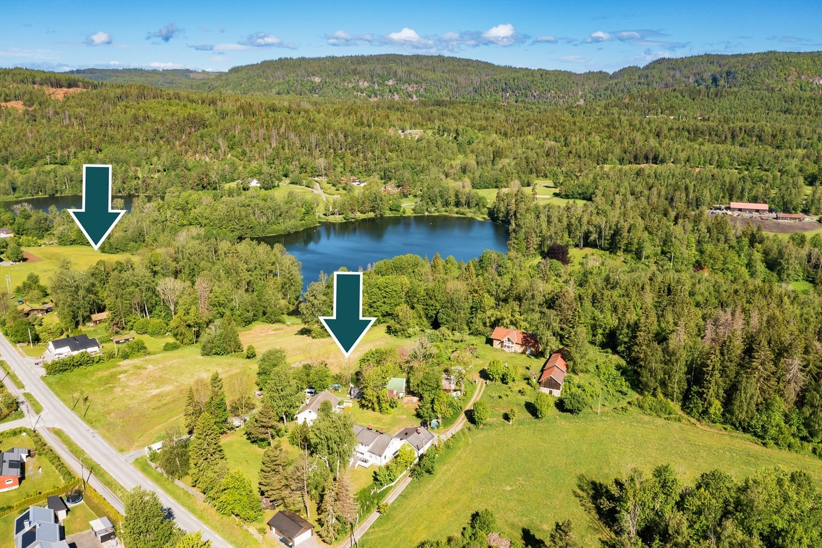 Eiendommen ligger bare 6 minutters biltur fra sentrum og har nærhet til idylliske badevann, turområder, golfbane, skole og barnehage. Galleribilde