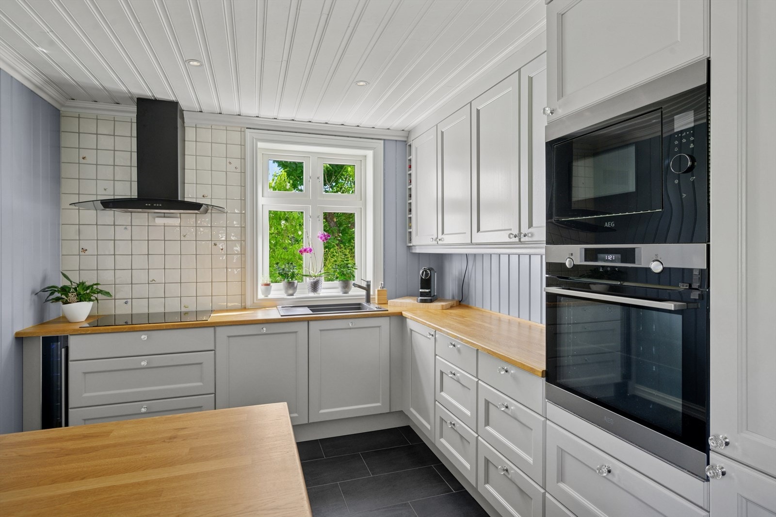 Innredningen er praktisk utbygget med en halvøy som skaper et fint skille mellom spisebord og kjøkkensone. Galleribilde