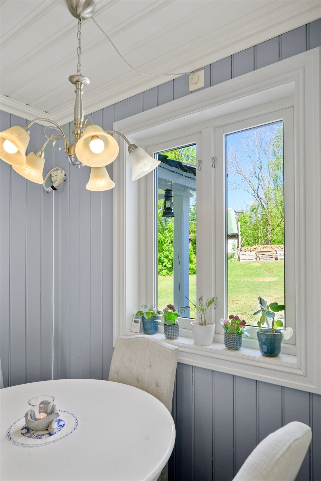 Herfra har du koselig utsyn mot gårdstunet. Vinduer på kjøkken ble byttet i 2019. Galleribilde