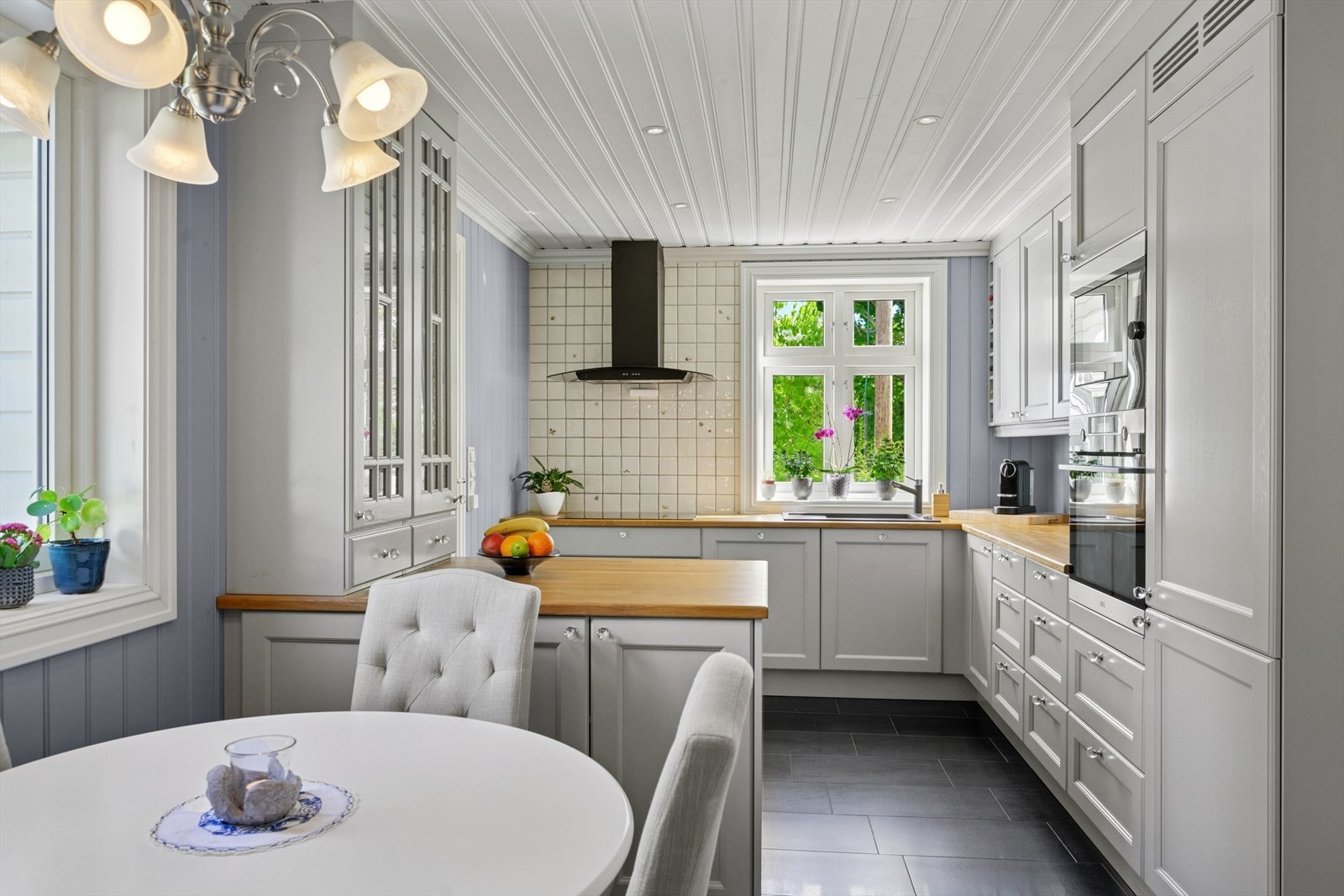 Boligens kjøkken ble oppgradert i 2019 og har en fin utførelse med innredning og benkeplate i heltre eik. Varmekabler i gulv. Galleribilde