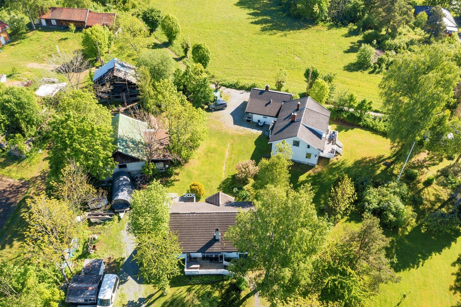 En stor og landlig eiendom med to eneboliger, i utkanten av Asker sentrum. Galleribilde