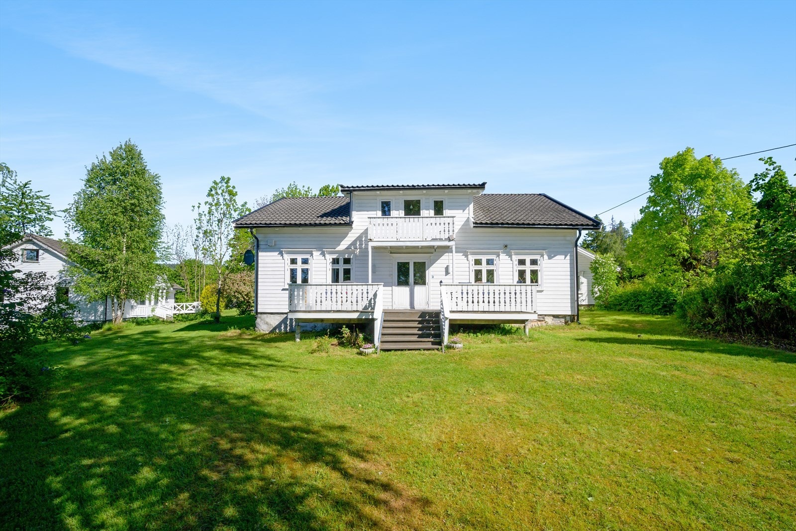 Det er store uteområder rundt boligen, med mye boltreplass for de minste. Galleribilde