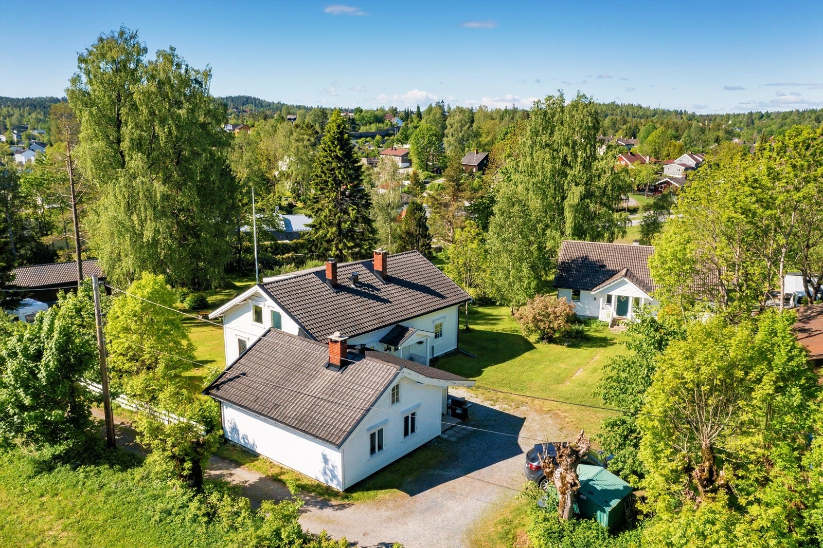 Gårdstunet har ypperlige solforhold og er pent opparbeidet med stor hage, trær og fin beplantning. Galleribilde