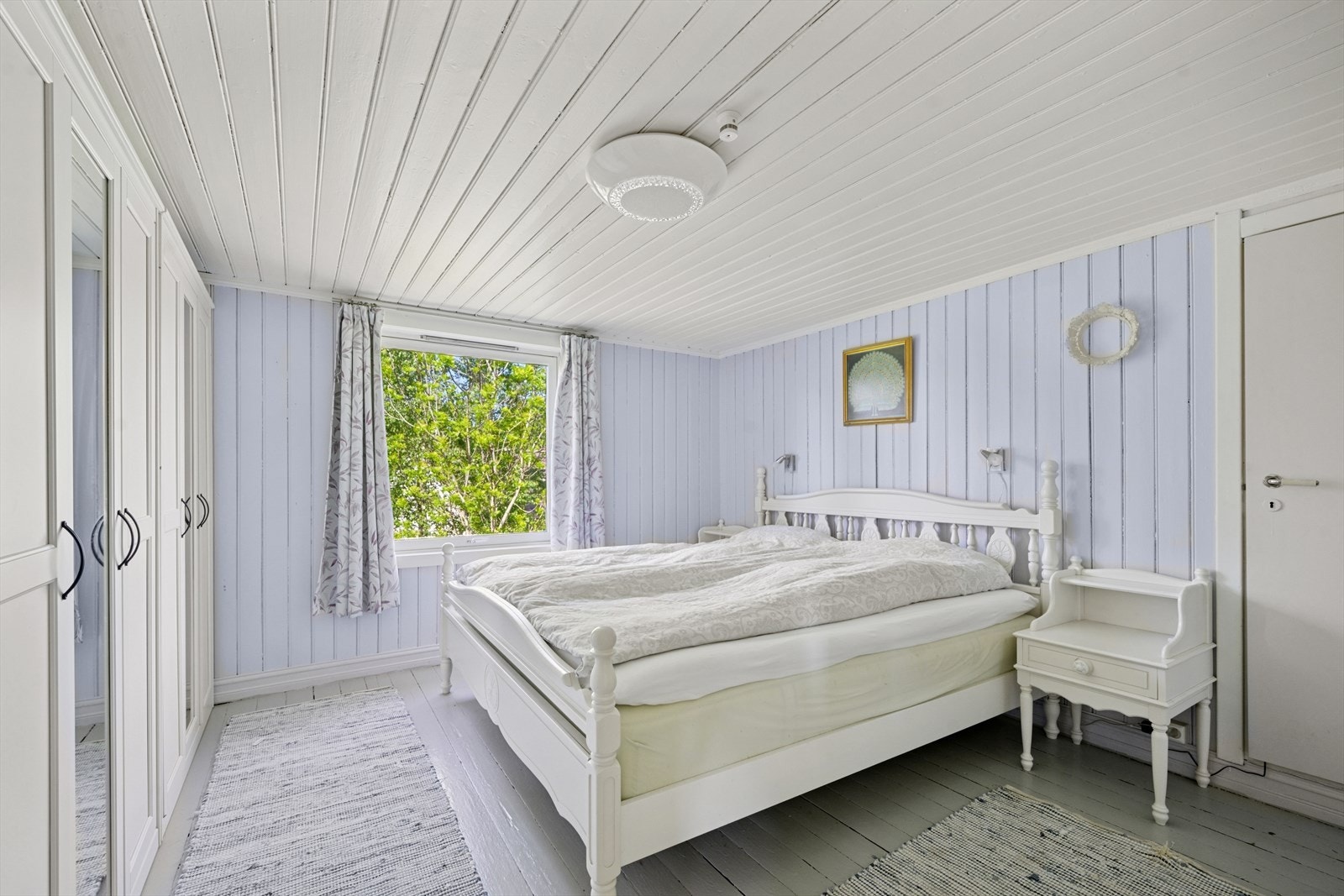 Hovedsoverommet har stor garderobeløsning. Galleribilde