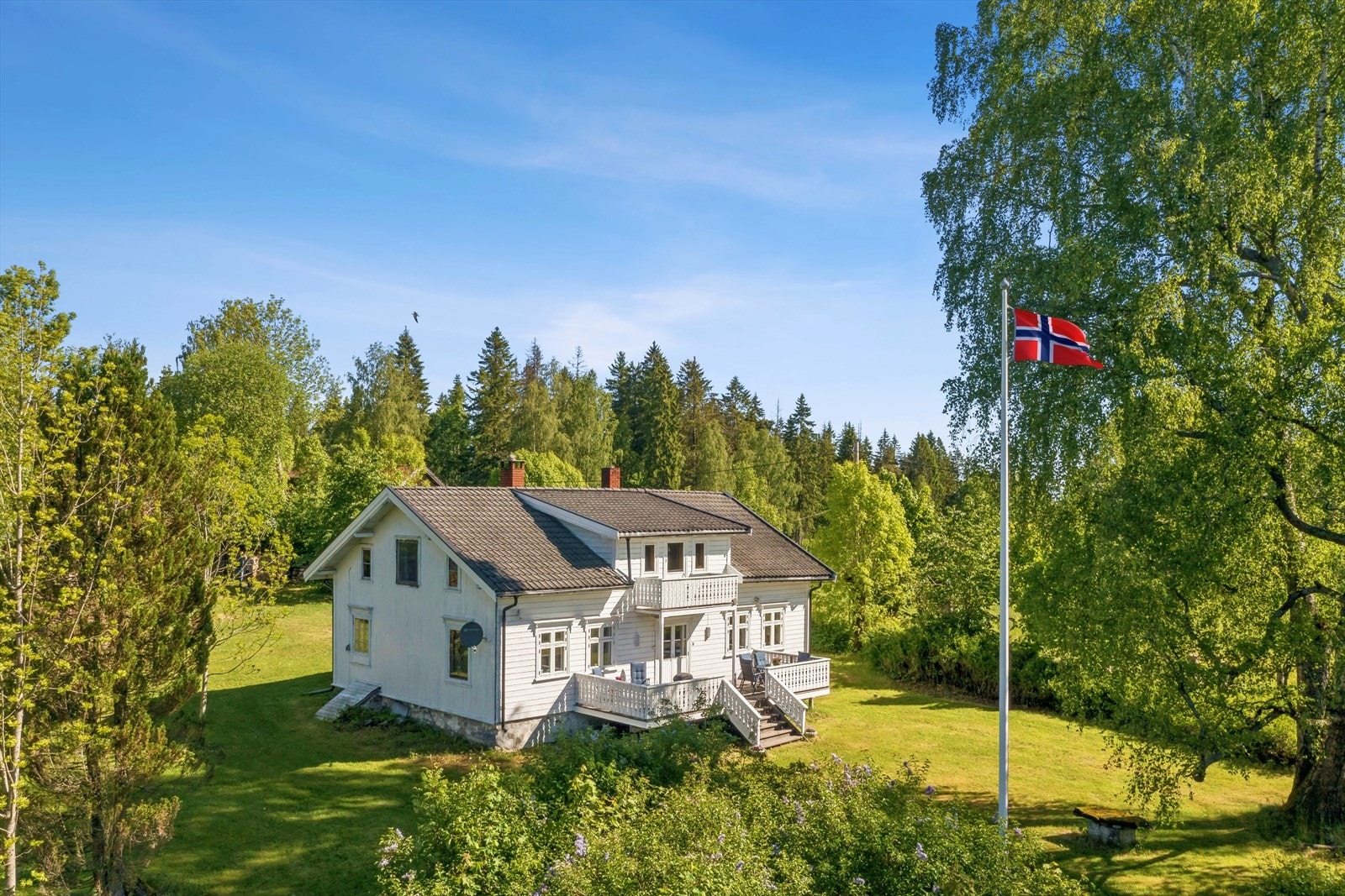 Tun med 2 boliger, låve og uthus samt dyrkbar mark. Rett ved Asker sentrum. Idyllisk, landlig og sentralt. Galleribilde