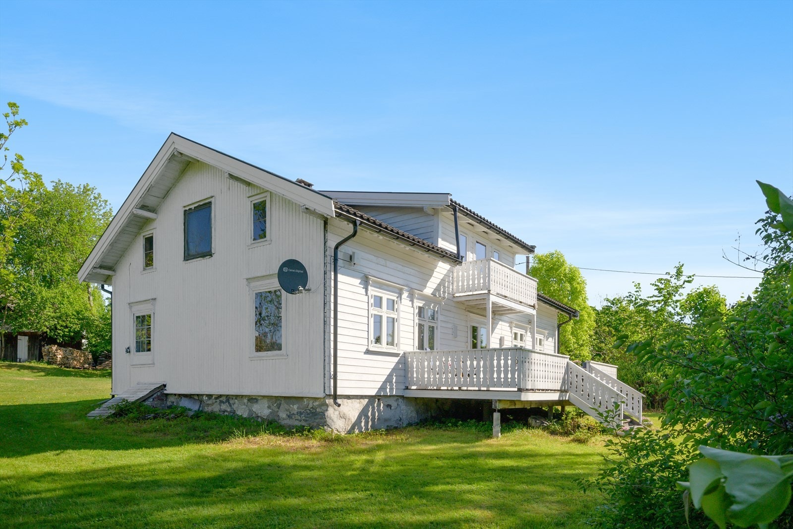 Hagen er pent opparbeidet og oppleves som privat grunnet omkringliggende beplanting. Galleribilde