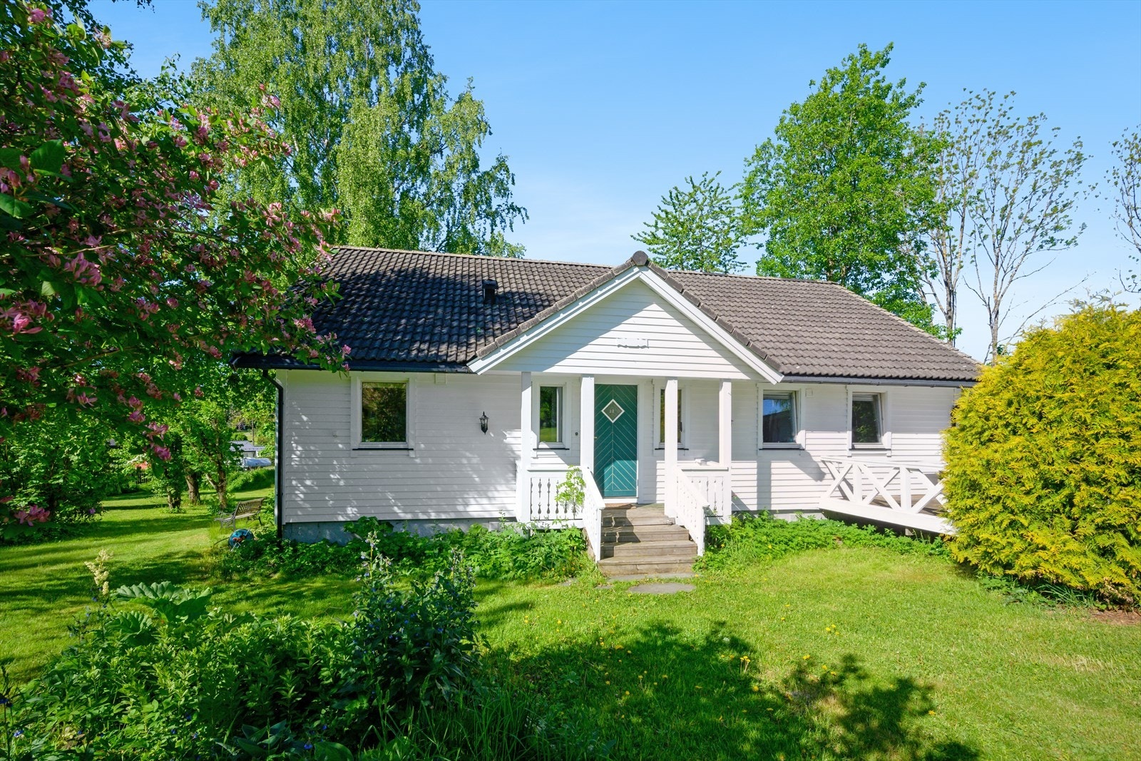 Kårboligen ble oppført i 1984 og går over ett plan i tillegg til kjeller og loft. Galleribilde