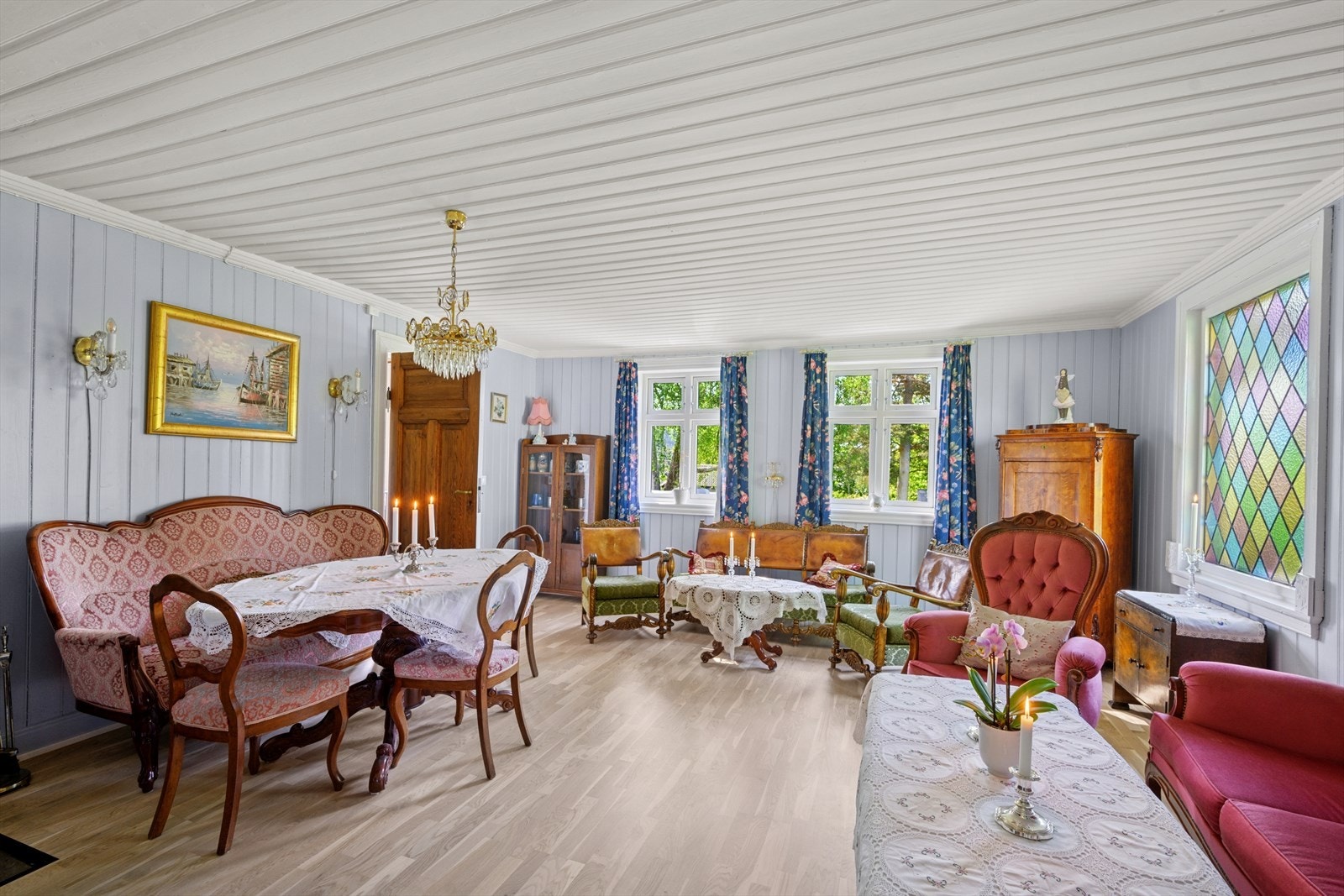 Det er tre koselige stuer i denne boligen, noe som gir familien god plass til flere sosialsoner. Galleribilde