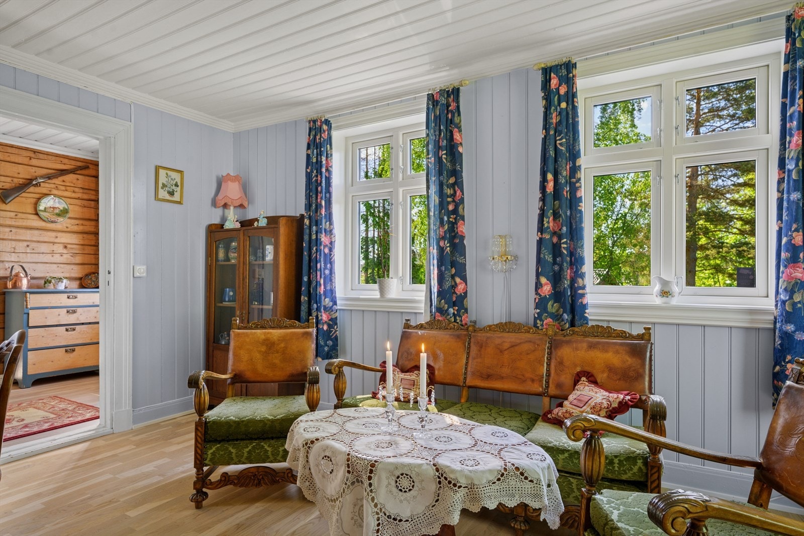 Det er mye lysinnslipp fra mange vindueflater. Galleribilde