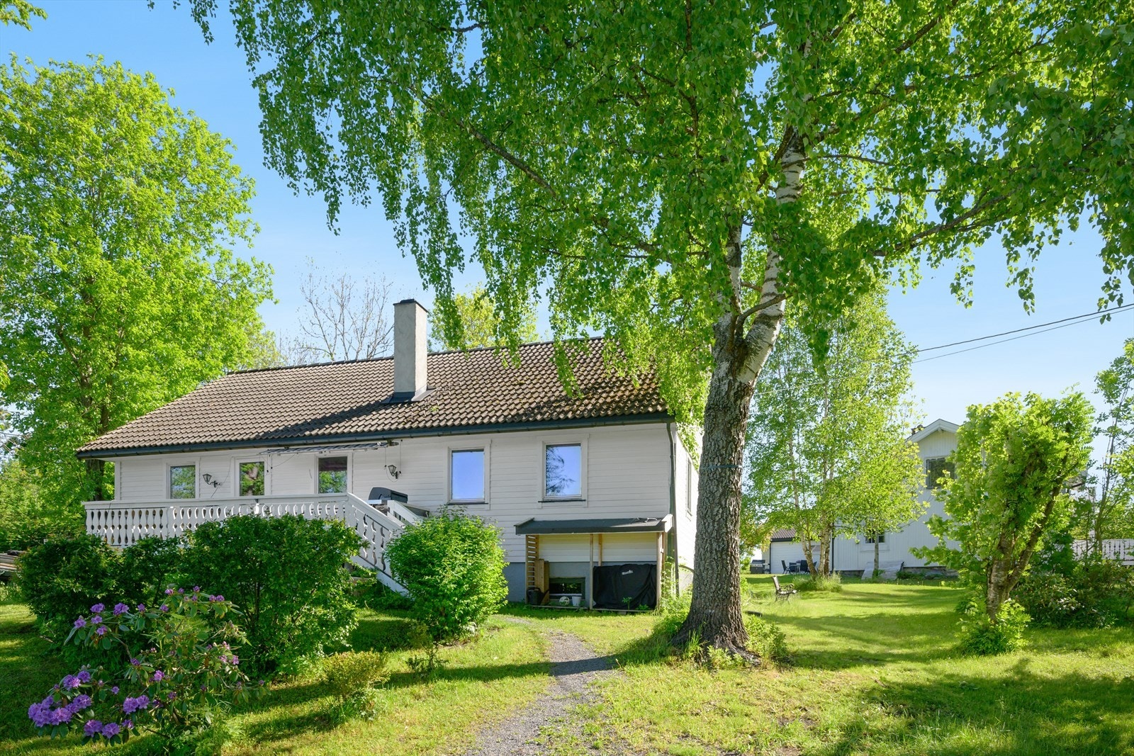 Det er gode parkeringsmuligheter på egen tomt. Galleribilde