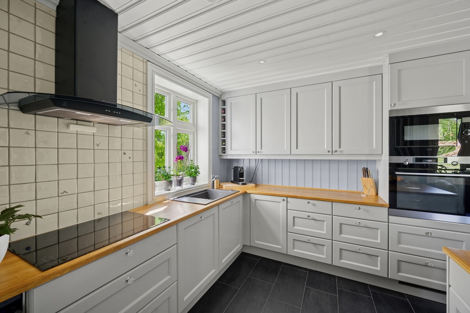 Kjøkkenet er godt utbygget med skap, skuffer og benkeplass - alt du trenger for matlagingen! Galleribilde