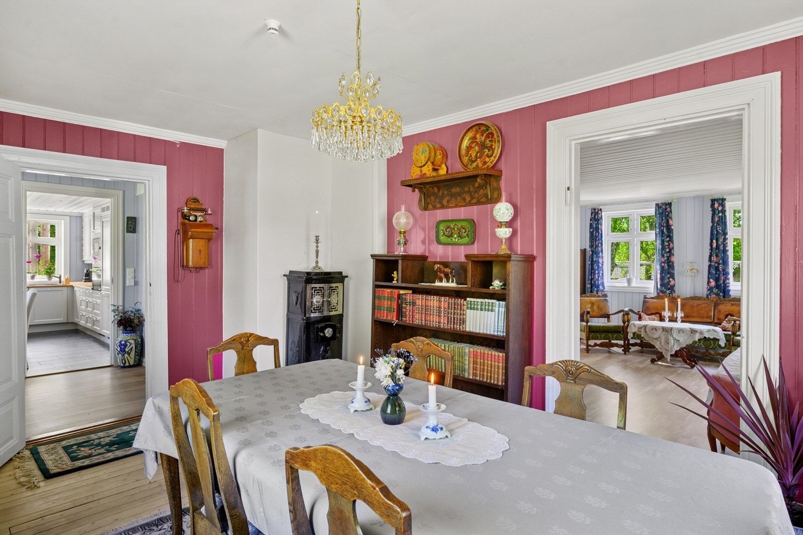Spisestuen er koselig innredet og er malt i en sprek rosafarge. Galleribilde