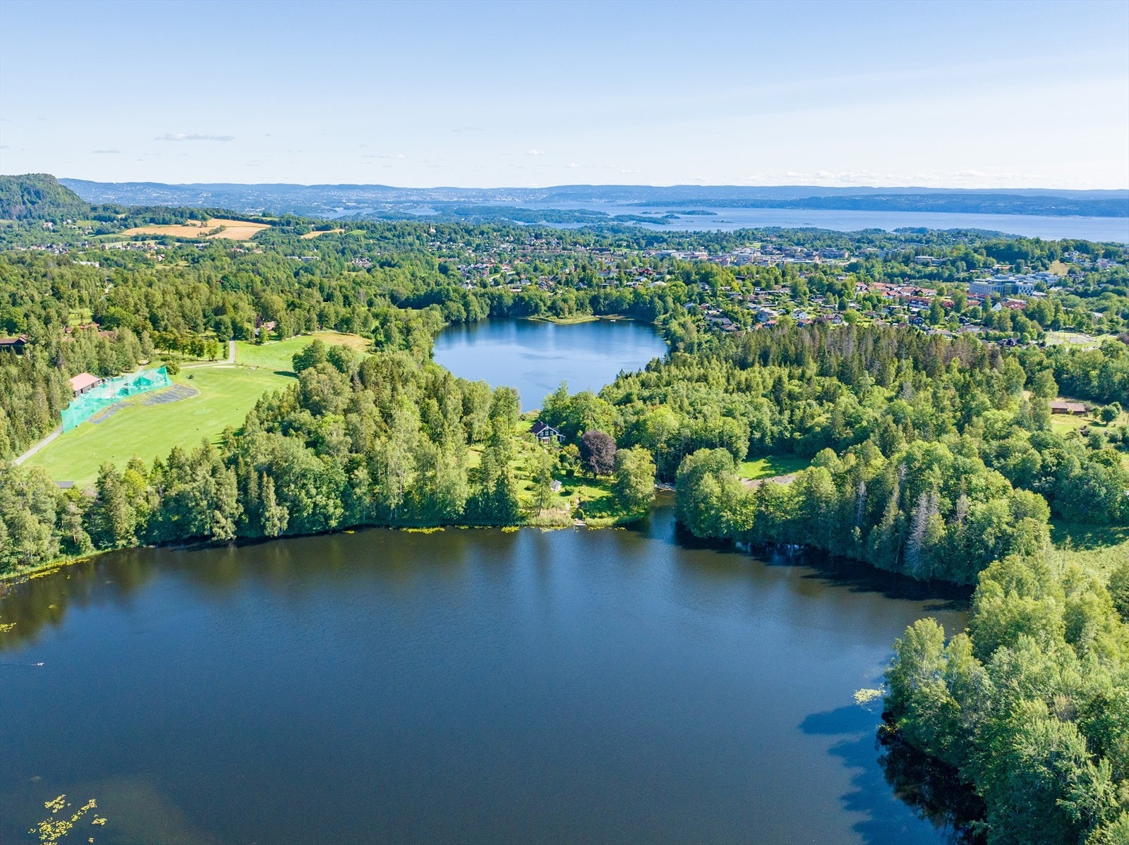 3 herlige badevann på rekke og rad, like ved eiendommen. Her vises Brendsrudvannet og Hogstadvannet. Finnsrudvannet ligger i bakkant av bildet. Galleribilde
