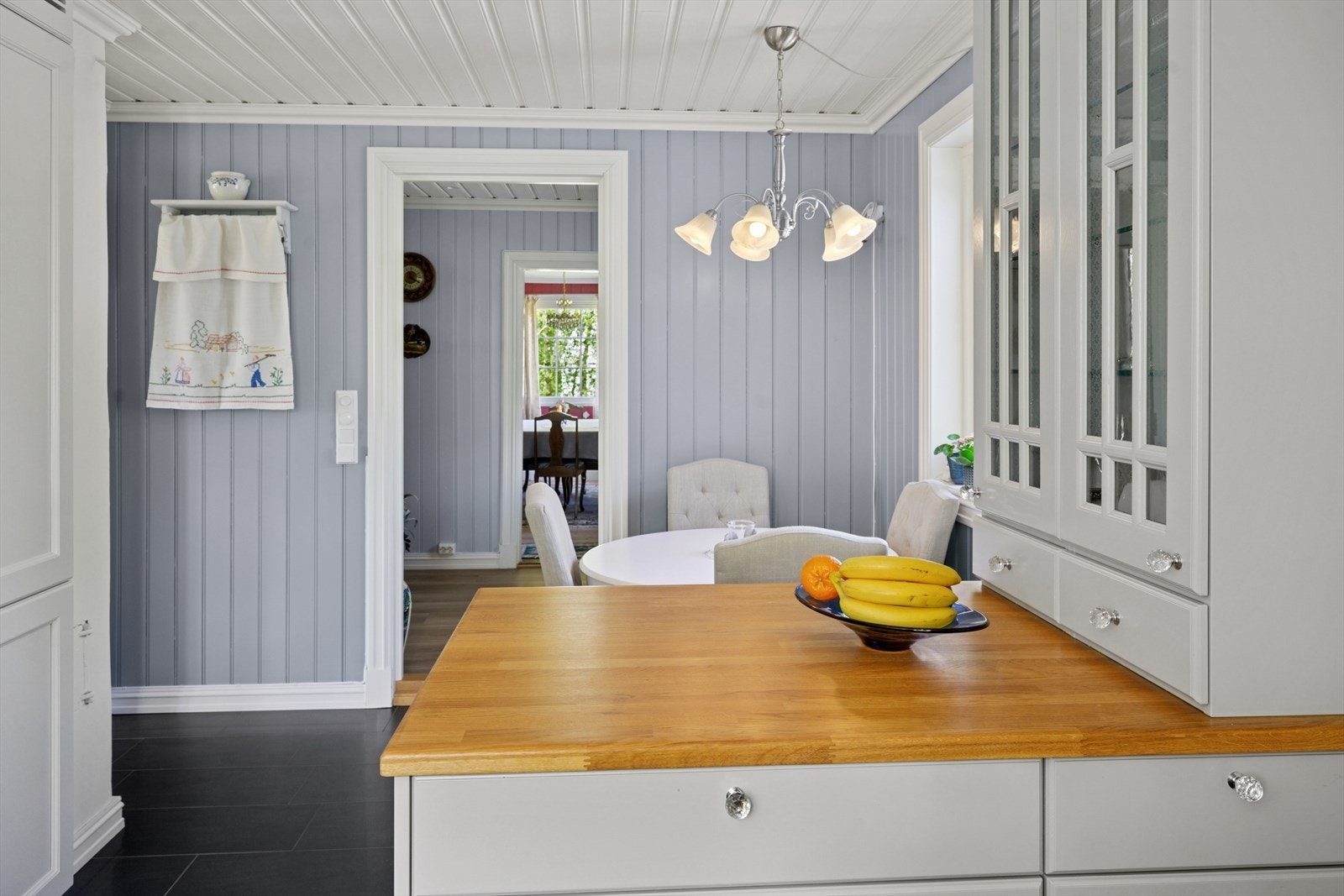 Det er plass til kjøkkenbord ved siden av innredningen, et fint sted å nyte frokosten. Galleribilde