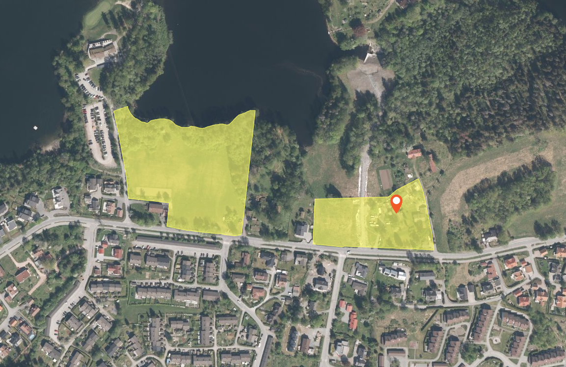 Utklipp fra Norgeskart som viser omtrentlig grenser til eiendommen, markert i gult. Dyrkbar mark til venstre og tunet til høyre. Galleribilde
