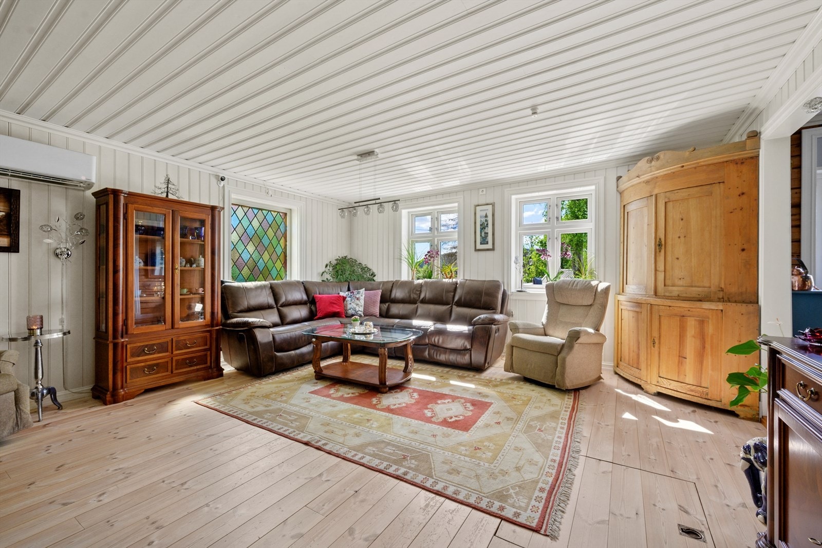 Denne stuen har både vedfyring og varmepumpe. Galleribilde