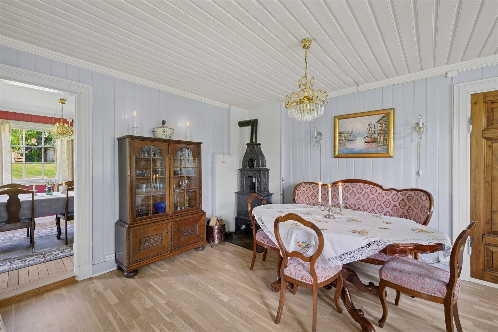 Stuene har god plass til spisebord, sofagruppe og salong. Galleribilde