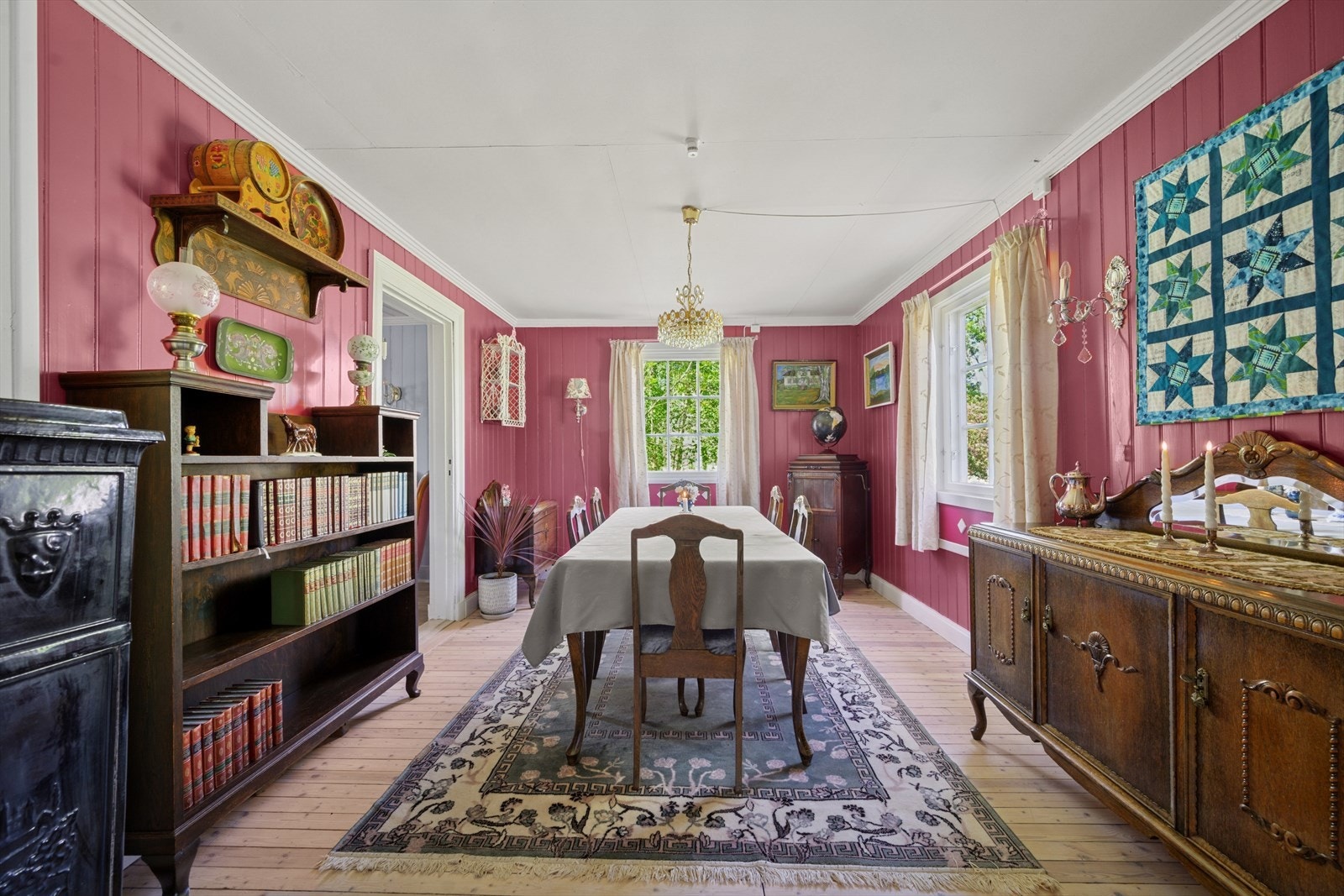 Det er vedfyring i alle tre stuene. Galleribilde