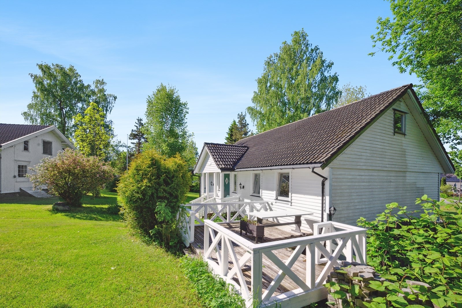 Ved kårboligen er det en solrik terrasse. Galleribilde