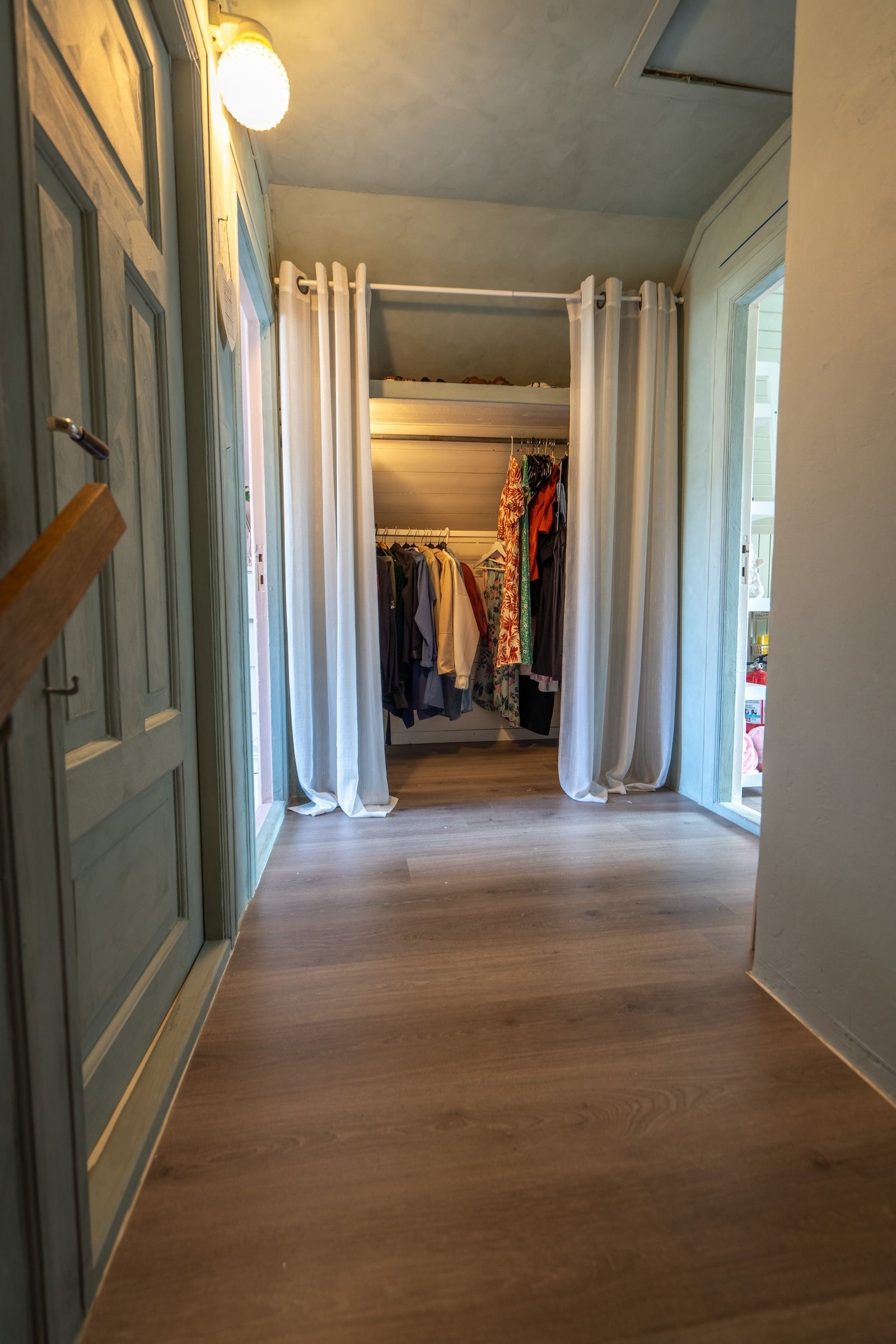 Gang mellom soverom med plass til oppbevaring Galleribilde