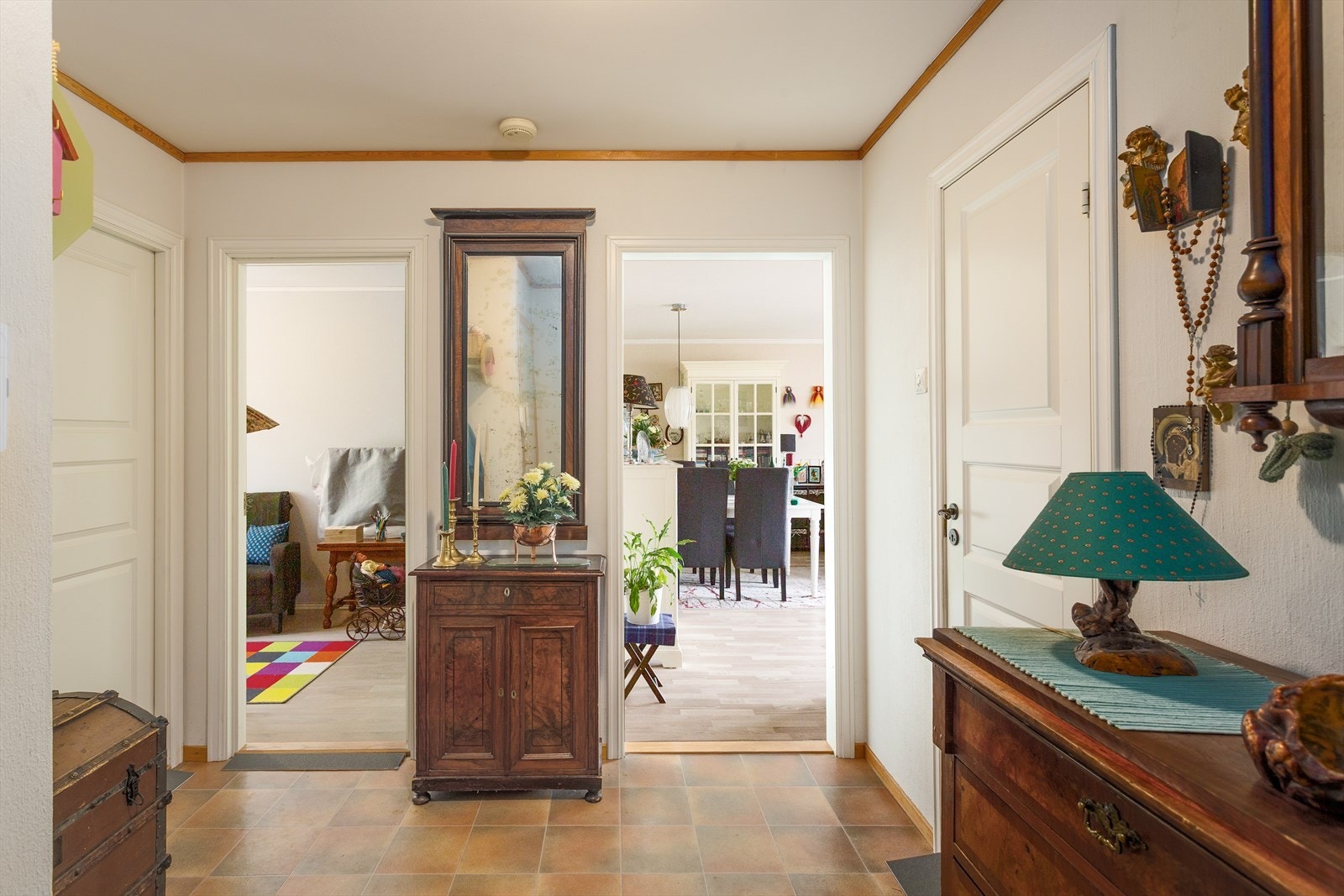 romslig gang med inngang til 2 soverom, bad og wc Galleribilde