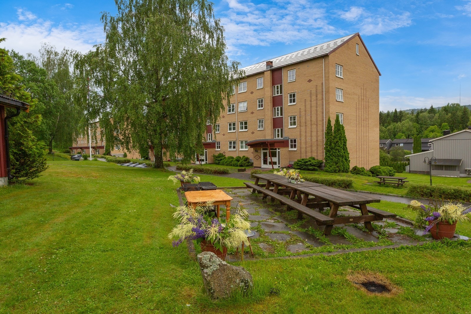 Svalevegen 14 med hyggelige uteplasser for sosialt samvær Galleribilde